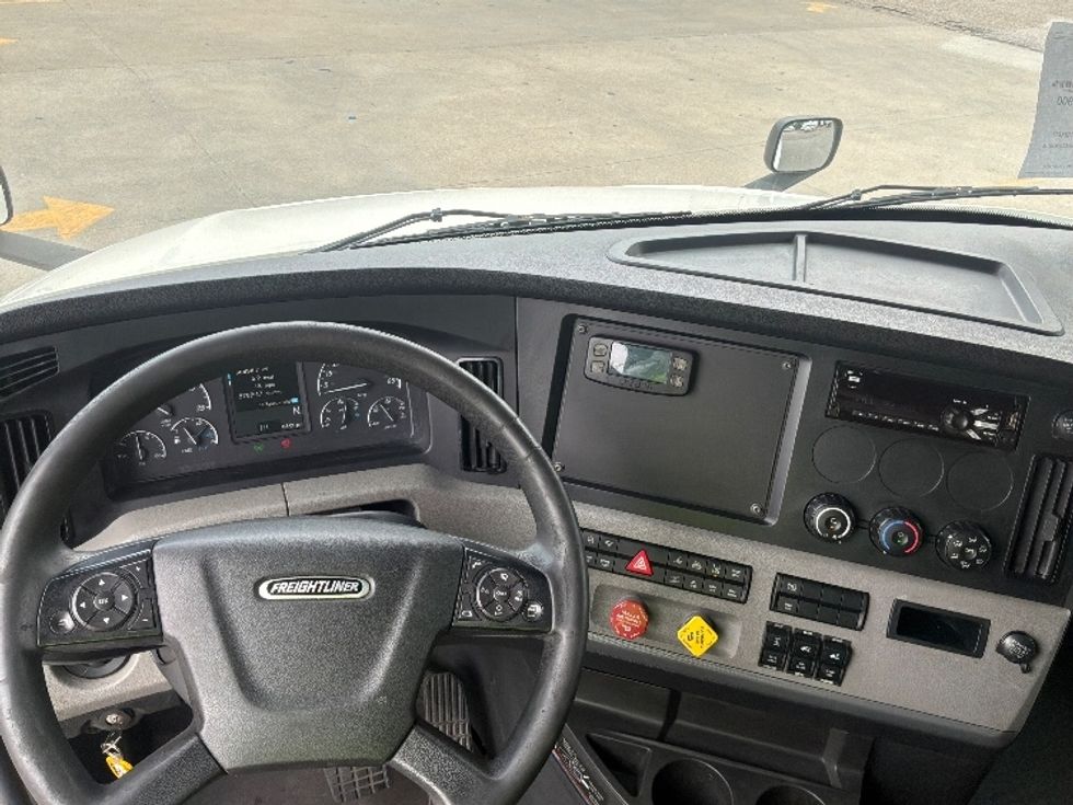 Sleeper Tractor-Heavy Duty Tractors-Freightliner-2020-T12664ST-Montgomery-AL-528,102\n\t\tmiles-$ 66,750 - Image 10