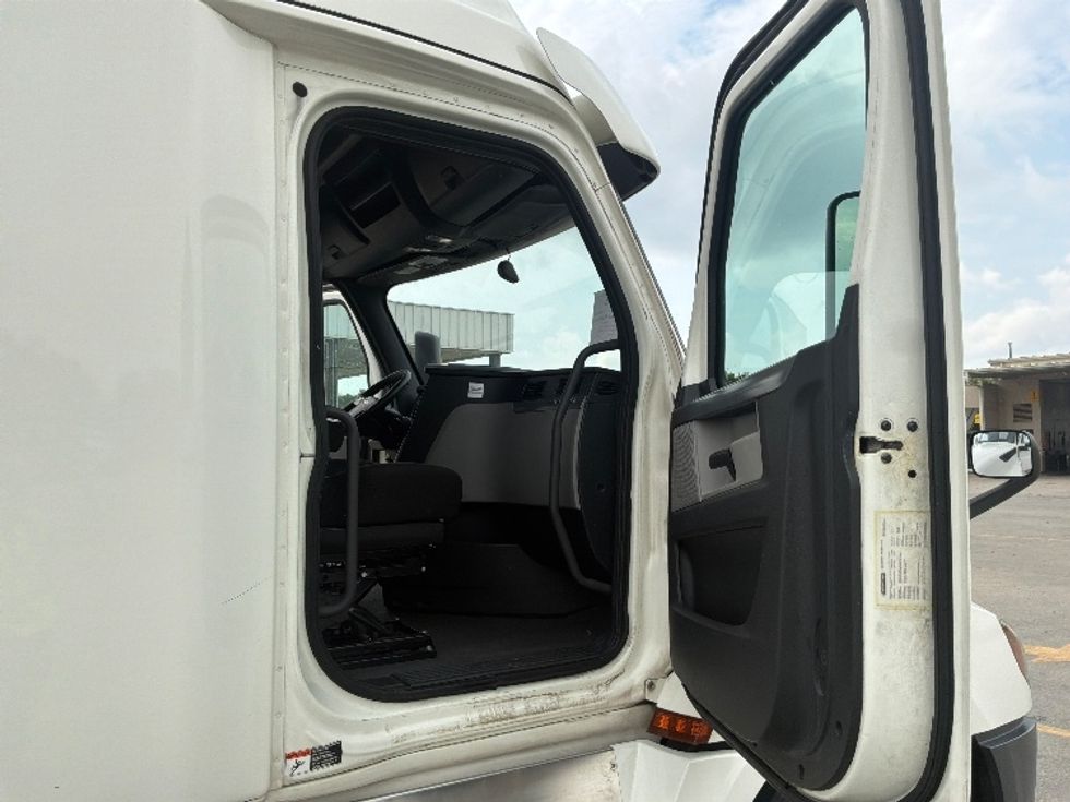 Sleeper Tractor-Heavy Duty Tractors-Freightliner-2020-T12664ST-Montgomery-AL-528,102\n\t\tmiles-$ 66,750 - Image 13