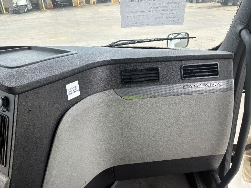 Sleeper Tractor-Heavy Duty Tractors-Freightliner-2020-T12664ST-Montgomery-AL-528,102\n\t\tmiles-$ 66,750 - Image 14