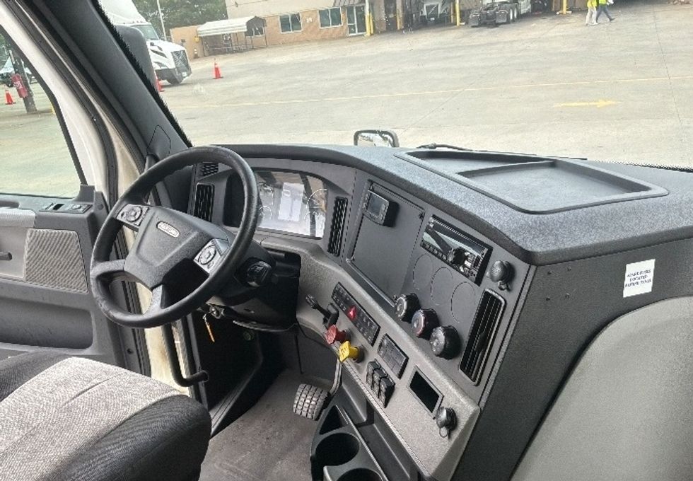 Sleeper Tractor-Heavy Duty Tractors-Freightliner-2020-T12664ST-Montgomery-AL-528,102\n\t\tmiles-$ 66,750 - Image 15