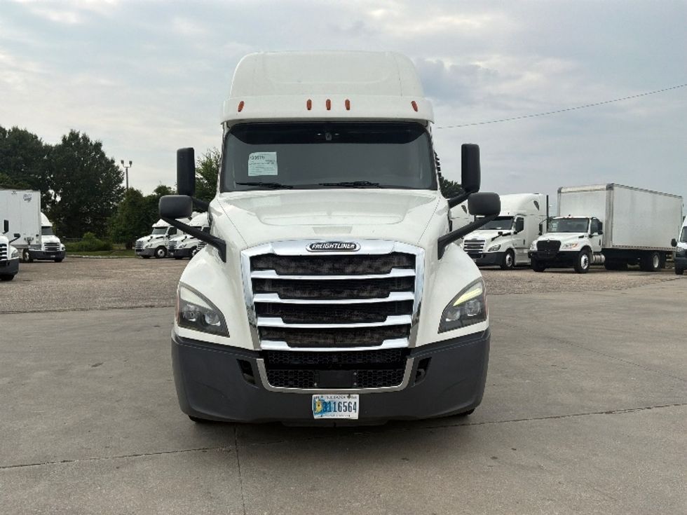 Sleeper Tractor-Heavy Duty Tractors-Freightliner-2020-T12664ST-Montgomery-AL-528,102\n\t\tmiles-$ 66,750 - Image 2