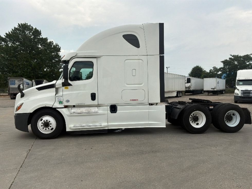 Sleeper Tractor-Heavy Duty Tractors-Freightliner-2020-T12664ST-Montgomery-AL-528,102\n\t\tmiles-$ 66,750 - Image 4