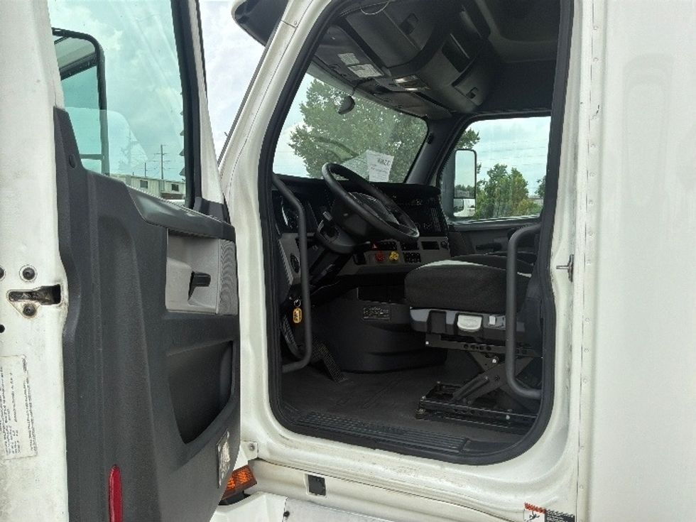 Sleeper Tractor-Heavy Duty Tractors-Freightliner-2020-T12664ST-Montgomery-AL-528,102\n\t\tmiles-$ 66,750 - Image 9