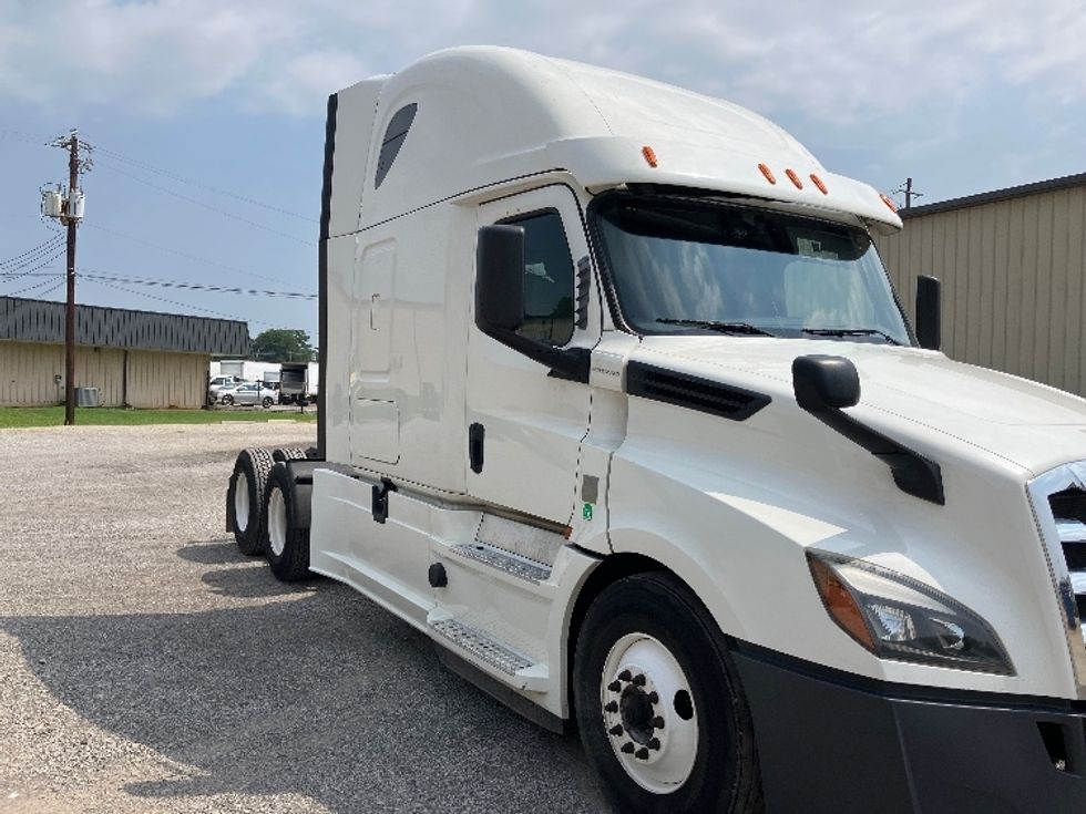 Sleeper Tractor-Heavy Duty Tractors-Freightliner-2020-T12664ST-Montgomery-AL-568,660\n\t\tmiles-$ 59,000 - Image 1