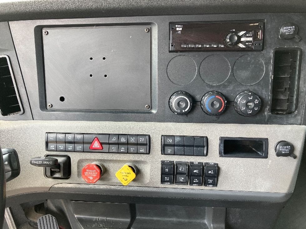 Sleeper Tractor-Heavy Duty Tractors-Freightliner-2020-T12664ST-Montgomery-AL-568,660\n\t\tmiles-$ 59,000 - Image 12