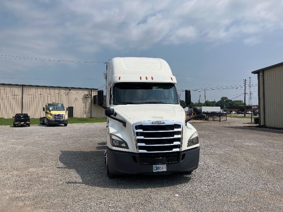 Sleeper Tractor-Heavy Duty Tractors-Freightliner-2020-T12664ST-Montgomery-AL-568,660\n\t\tmiles-$ 59,000 - Image 2