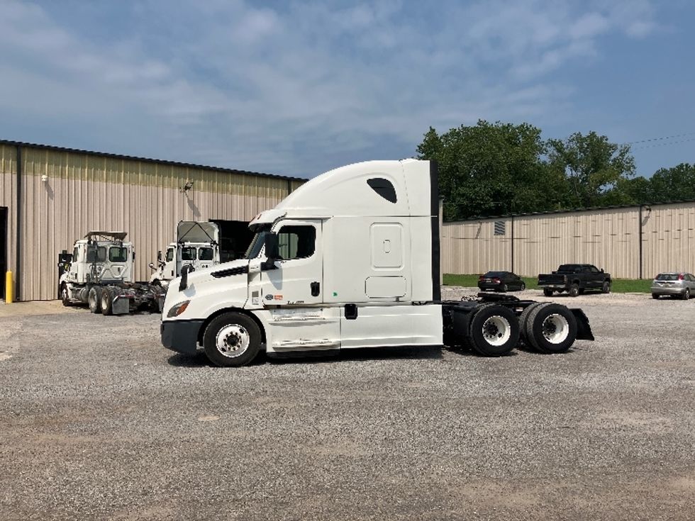 Sleeper Tractor-Heavy Duty Tractors-Freightliner-2020-T12664ST-Montgomery-AL-568,660\n\t\tmiles-$ 59,000 - Image 4