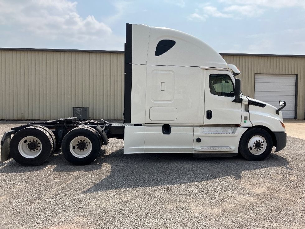 Sleeper Tractor-Heavy Duty Tractors-Freightliner-2020-T12664ST-Montgomery-AL-568,660\n\t\tmiles-$ 59,000 - Image 8