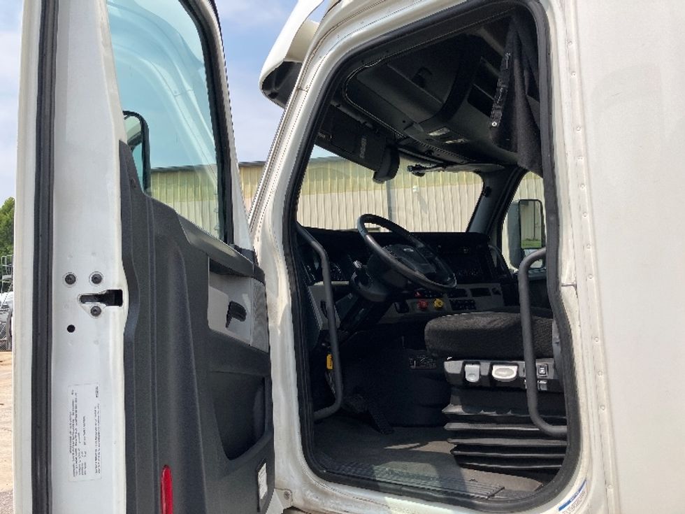 Sleeper Tractor-Heavy Duty Tractors-Freightliner-2020-T12664ST-Montgomery-AL-568,660\n\t\tmiles-$ 59,000 - Image 9