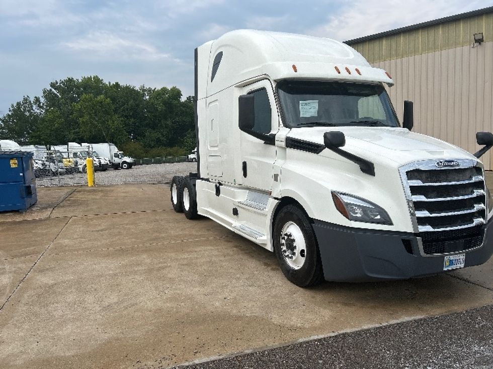 Sleeper Tractor-Heavy Duty Tractors-Freightliner-2020-T12664ST-Montgomery-AL-579,221\n\t\tmiles-$ 61,000 - Image 1