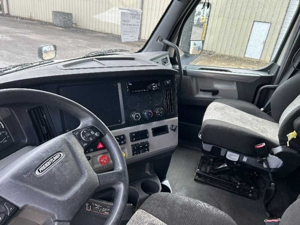 Sleeper Tractor-Heavy Duty Tractors-Freightliner-2020-T12664ST-Montgomery-AL-579,221\n\t\tmiles-$ 61,000 - Image 10