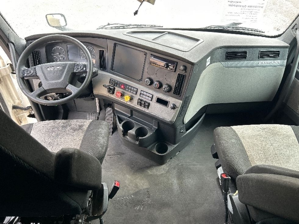 Sleeper Tractor-Heavy Duty Tractors-Freightliner-2020-T12664ST-Montgomery-AL-579,221\n\t\tmiles-$ 61,000 - Image 12