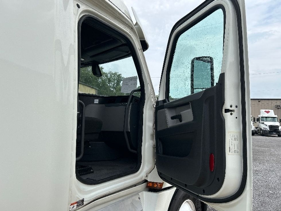 Sleeper Tractor-Heavy Duty Tractors-Freightliner-2020-T12664ST-Montgomery-AL-579,221\n\t\tmiles-$ 61,000 - Image 13