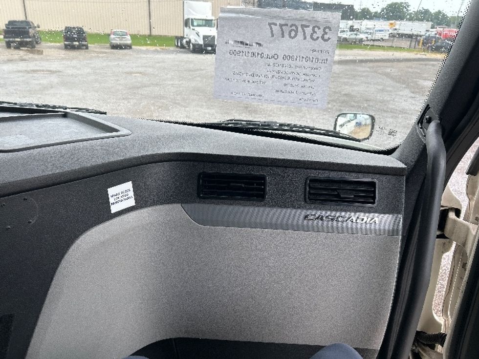 Sleeper Tractor-Heavy Duty Tractors-Freightliner-2020-T12664ST-Montgomery-AL-579,221\n\t\tmiles-$ 61,000 - Image 14