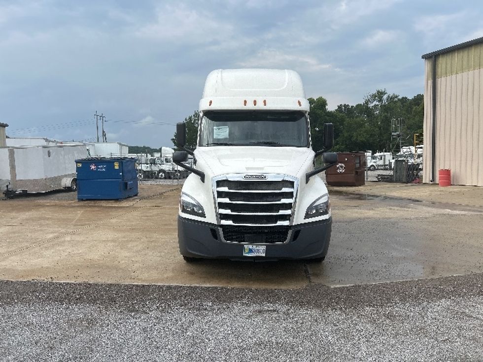 Sleeper Tractor-Heavy Duty Tractors-Freightliner-2020-T12664ST-Montgomery-AL-579,221\n\t\tmiles-$ 61,000 - Image 2
