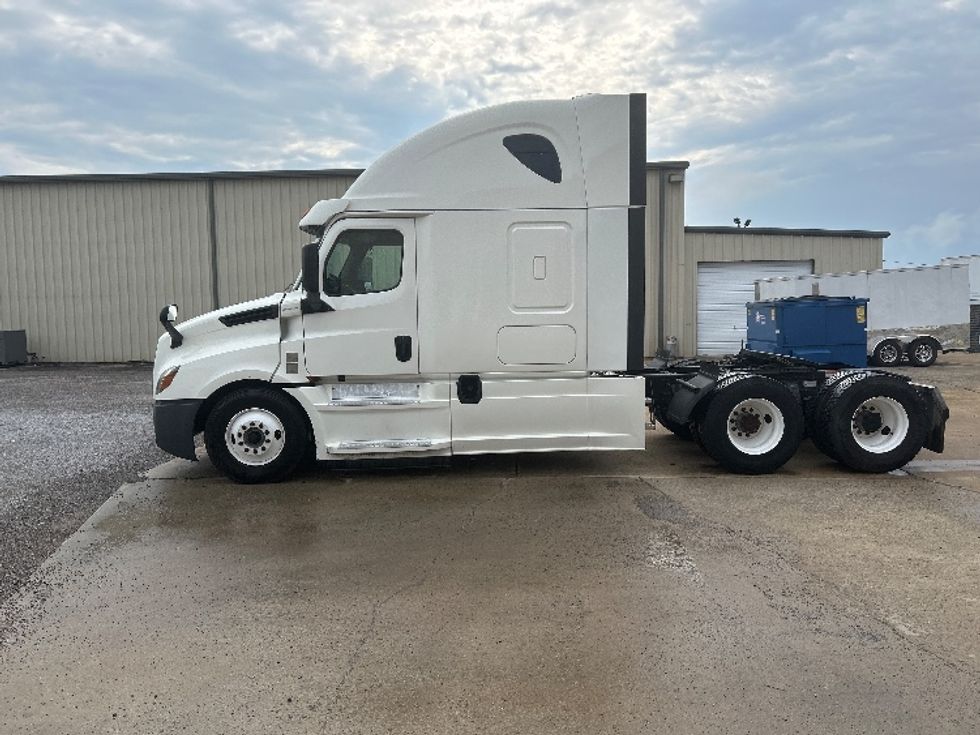 Sleeper Tractor-Heavy Duty Tractors-Freightliner-2020-T12664ST-Montgomery-AL-579,221\n\t\tmiles-$ 61,000 - Image 4