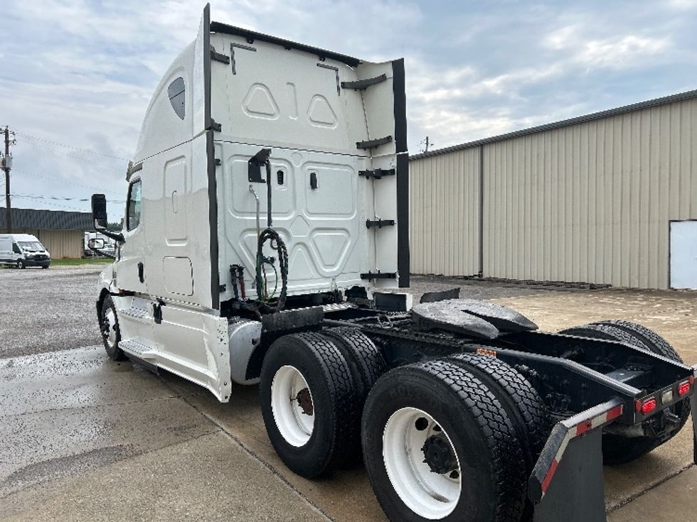 Sleeper Tractor-Heavy Duty Tractors-Freightliner-2020-T12664ST-Montgomery-AL-579,221\n\t\tmiles-$ 61,000 - Image 5
