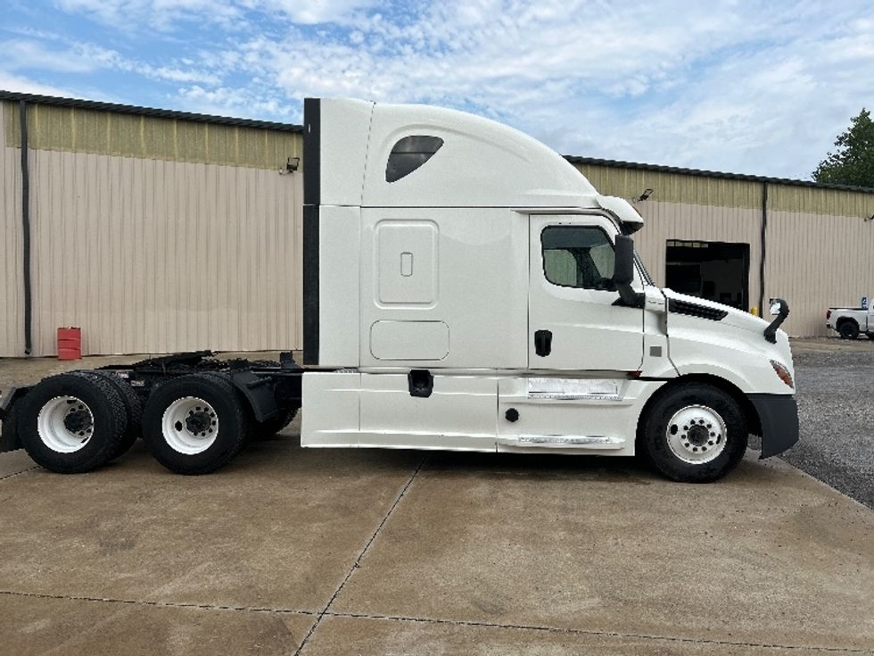 Sleeper Tractor-Heavy Duty Tractors-Freightliner-2020-T12664ST-Montgomery-AL-579,221\n\t\tmiles-$ 61,000 - Image 8