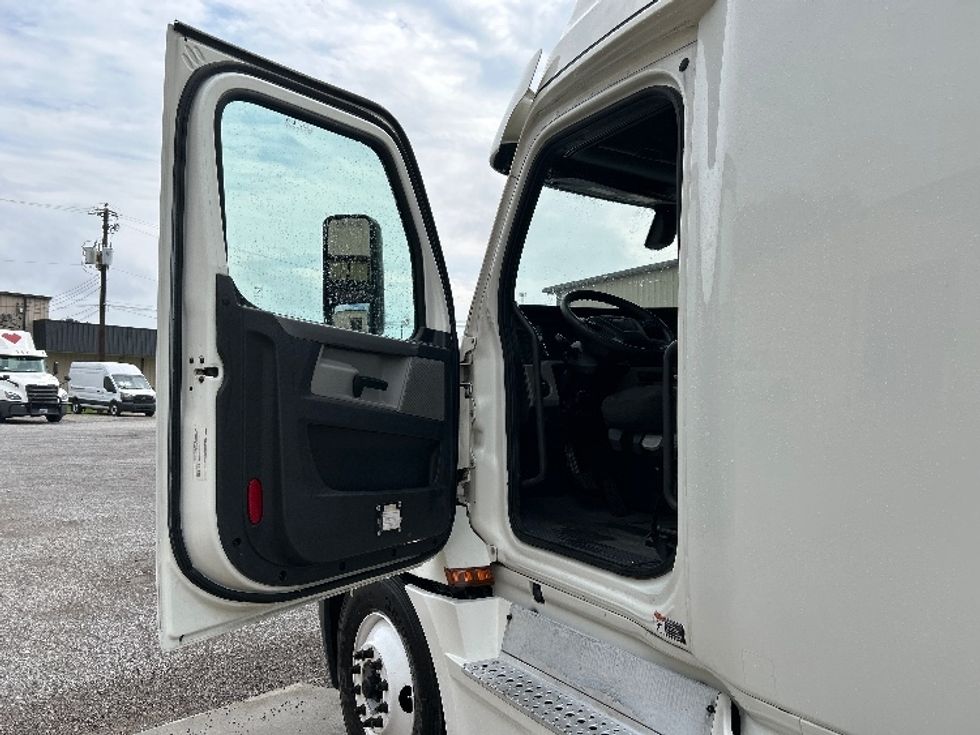 Sleeper Tractor-Heavy Duty Tractors-Freightliner-2020-T12664ST-Montgomery-AL-579,221\n\t\tmiles-$ 61,000 - Image 9