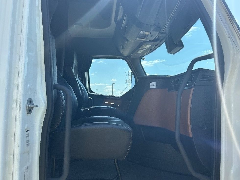 Sleeper Tractor-Heavy Duty Tractors-Freightliner-2020-T12664ST-Montgomery-AL-583,073\n\t\tmiles-$ 51,750 - Image 13