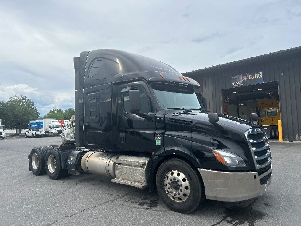 Sleeper Tractor-Heavy Duty Tractors-Freightliner-2020-T12664ST-Montgomery-NY-397,968\n\t\tmiles-$ 63,750 - Image 1