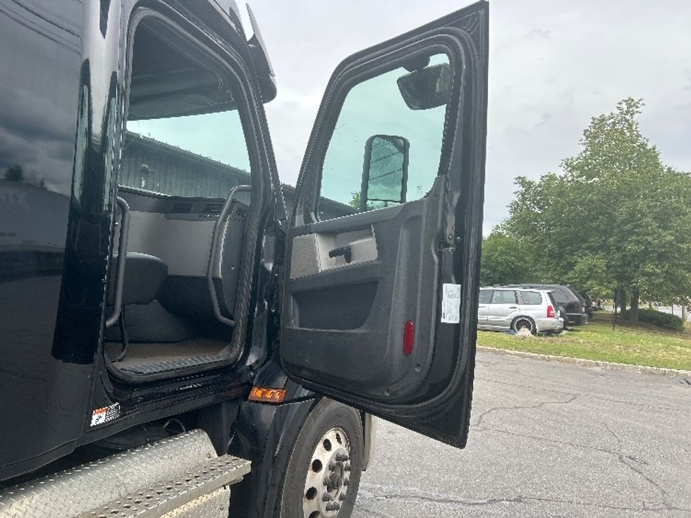 Sleeper Tractor-Heavy Duty Tractors-Freightliner-2020-T12664ST-Montgomery-NY-397,968\n\t\tmiles-$ 63,750 - Image 13