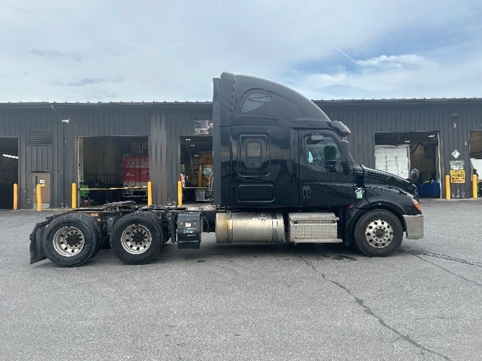 Sleeper Tractor-Heavy Duty Tractors-Freightliner-2020-T12664ST-Montgomery-NY-397,968\n\t\tmiles-$ 63,750 - Image 8