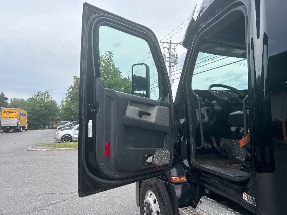 Sleeper Tractor-Heavy Duty Tractors-Freightliner-2020-T12664ST-Montgomery-NY-397,968\n\t\tmiles-$ 63,750 - Image 9
