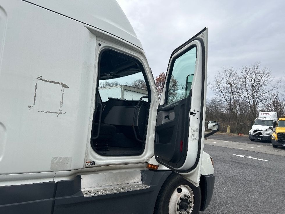 Sleeper Tractor-Heavy Duty Tractors-Freightliner-2020-T12664ST-Montgomery-NY-549,127\n\t\tmiles-$ 53,500 - Image 13