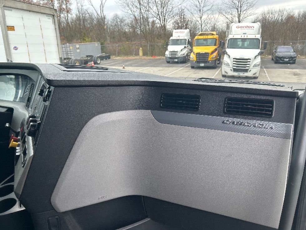 Sleeper Tractor-Heavy Duty Tractors-Freightliner-2020-T12664ST-Montgomery-NY-549,127\n\t\tmiles-$ 53,500 - Image 14