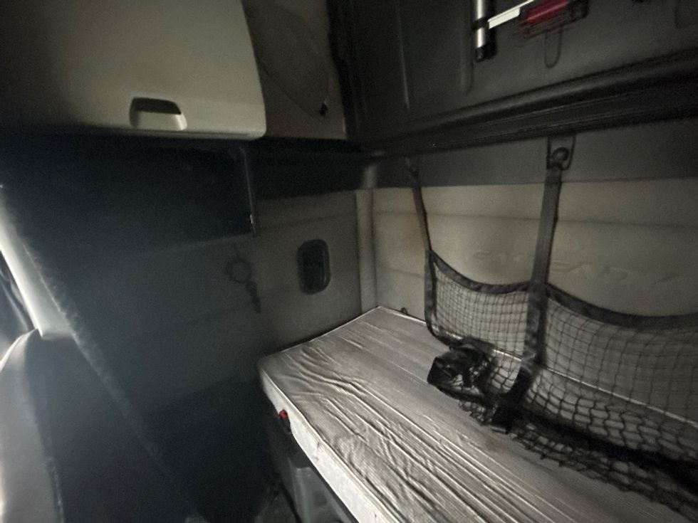 Sleeper Tractor-Heavy Duty Tractors-Freightliner-2020-T12664ST-Montgomery-NY-549,127\n\t\tmiles-$ 53,500 - Image 19