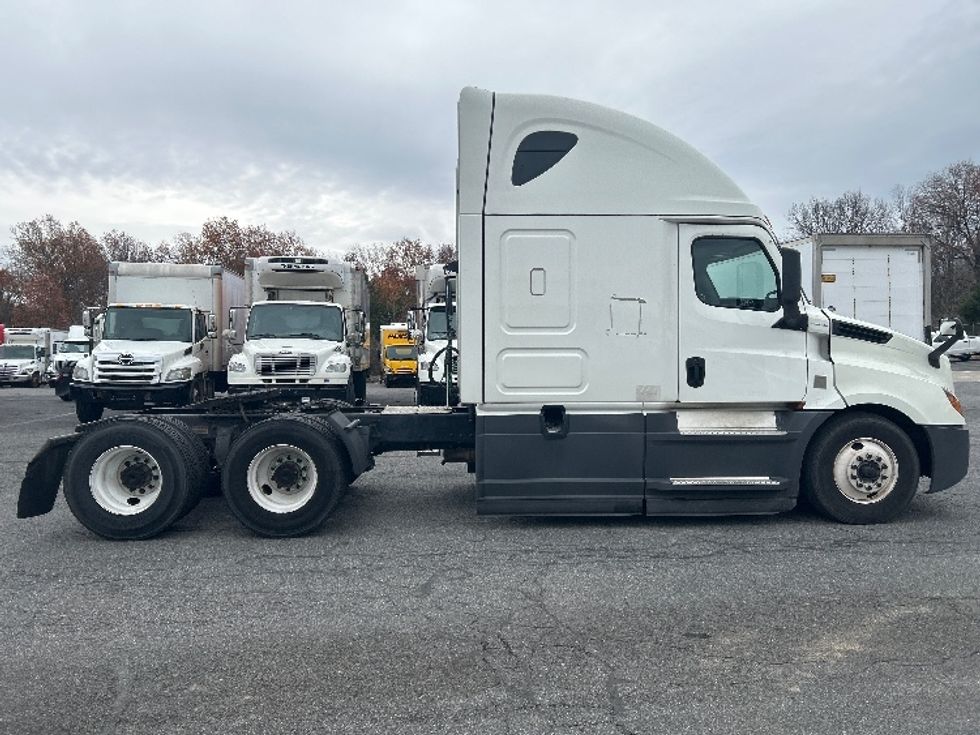 Sleeper Tractor-Heavy Duty Tractors-Freightliner-2020-T12664ST-Montgomery-NY-549,127\n\t\tmiles-$ 53,500 - Image 8