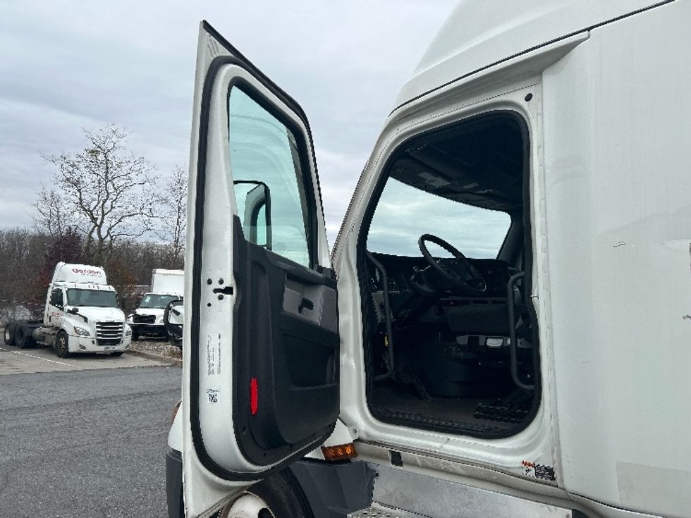Sleeper Tractor-Heavy Duty Tractors-Freightliner-2020-T12664ST-Montgomery-NY-549,127\n\t\tmiles-$ 53,500 - Image 9