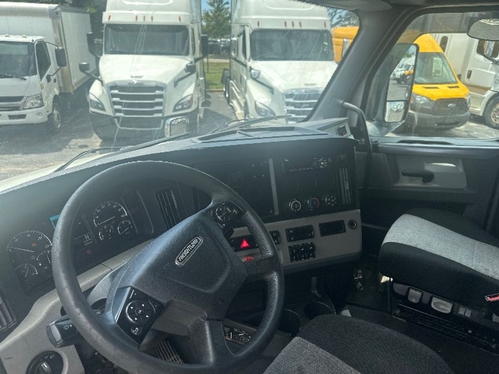 Sleeper Tractor-Heavy Duty Tractors-Freightliner-2020-T12664ST-Montreal-PQ-769,979\n\t\tkm-$ 79,500 - Image 10