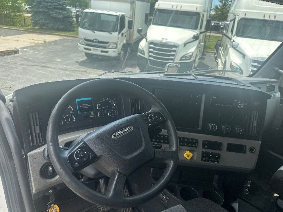 Sleeper Tractor-Heavy Duty Tractors-Freightliner-2020-T12664ST-Montreal-PQ-769,979\n\t\tkm-$ 79,500 - Image 11