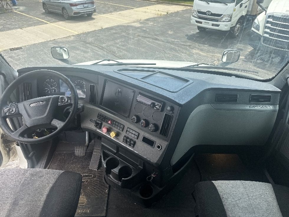 Sleeper Tractor-Heavy Duty Tractors-Freightliner-2020-T12664ST-Montreal-PQ-769,979\n\t\tkm-$ 79,500 - Image 12