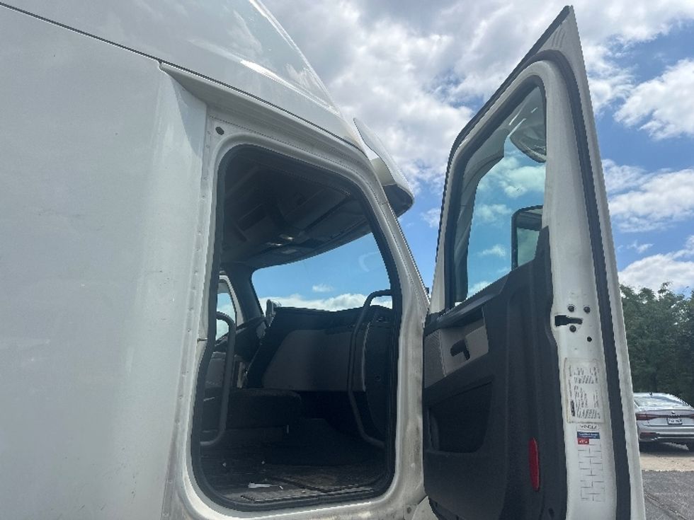 Sleeper Tractor-Heavy Duty Tractors-Freightliner-2020-T12664ST-Montreal-PQ-769,979\n\t\tkm-$ 79,500 - Image 13