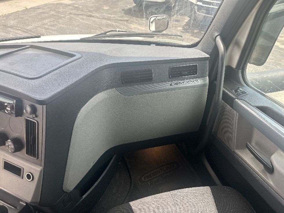 Sleeper Tractor-Heavy Duty Tractors-Freightliner-2020-T12664ST-Montreal-PQ-769,979\n\t\tkm-$ 79,500 - Image 14