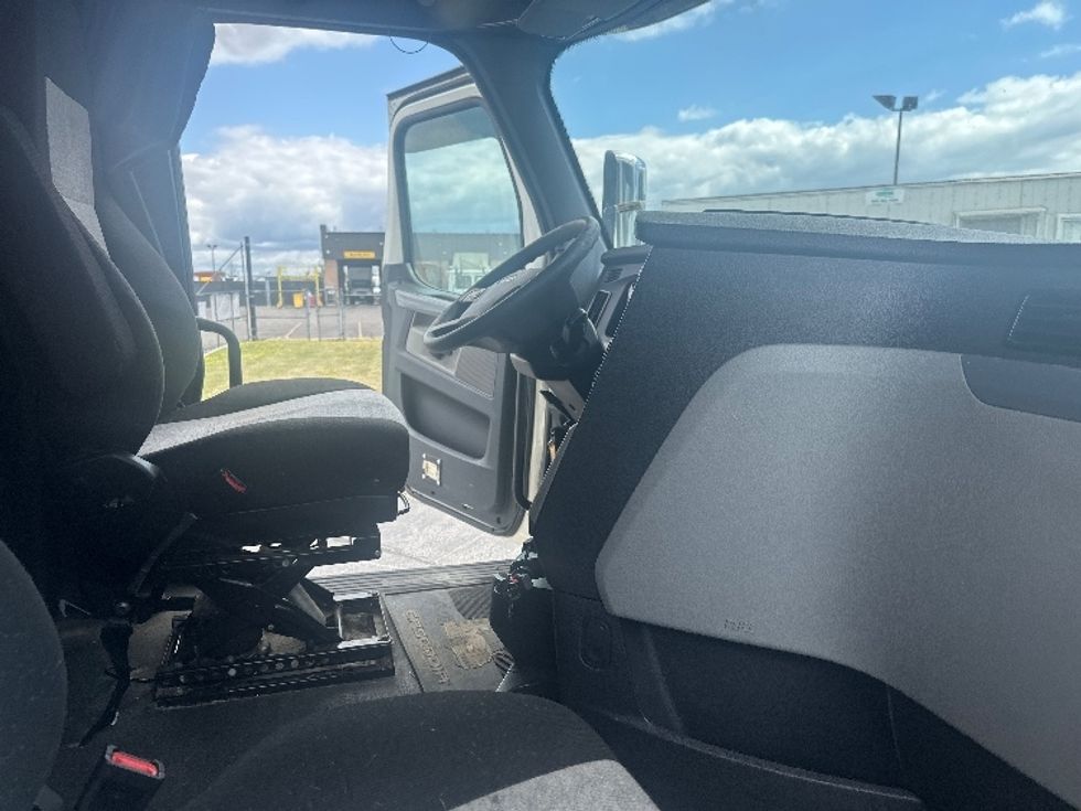 Sleeper Tractor-Heavy Duty Tractors-Freightliner-2020-T12664ST-Montreal-PQ-769,979\n\t\tkm-$ 79,500 - Image 15