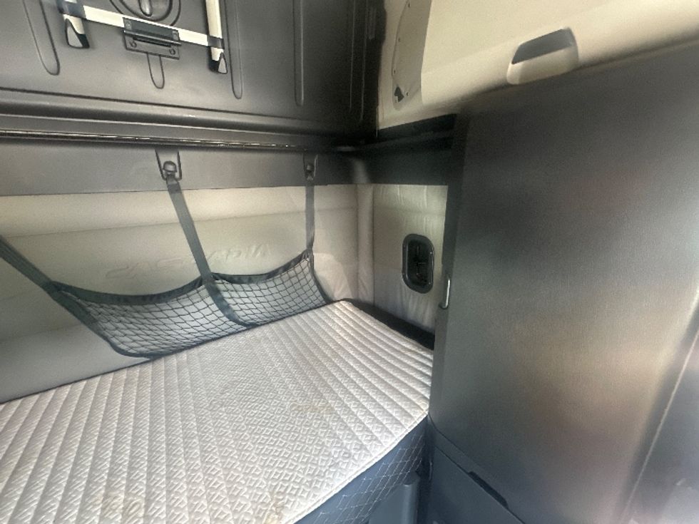 Sleeper Tractor-Heavy Duty Tractors-Freightliner-2020-T12664ST-Montreal-PQ-769,979\n\t\tkm-$ 79,500 - Image 17