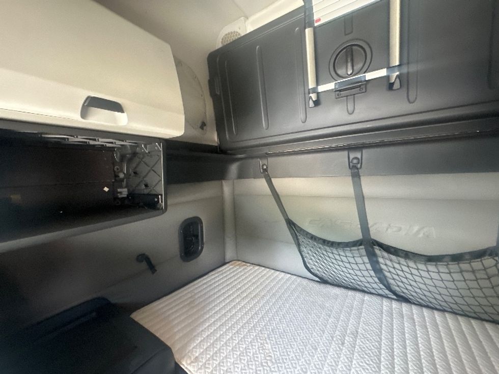 Sleeper Tractor-Heavy Duty Tractors-Freightliner-2020-T12664ST-Montreal-PQ-769,979\n\t\tkm-$ 79,500 - Image 18