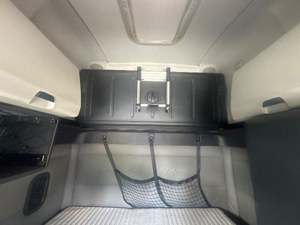 Sleeper Tractor-Heavy Duty Tractors-Freightliner-2020-T12664ST-Montreal-PQ-769,979\n\t\tkm-$ 79,500 - Image 19