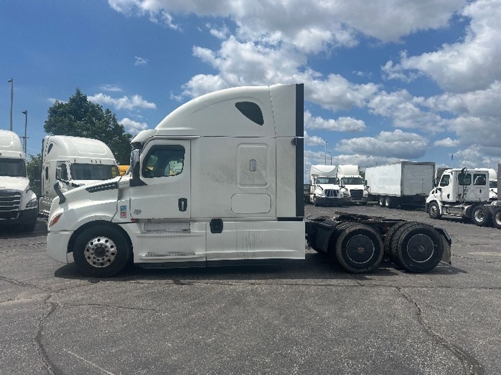 Sleeper Tractor-Heavy Duty Tractors-Freightliner-2020-T12664ST-Montreal-PQ-769,979\n\t\tkm-$ 79,500 - Image 4