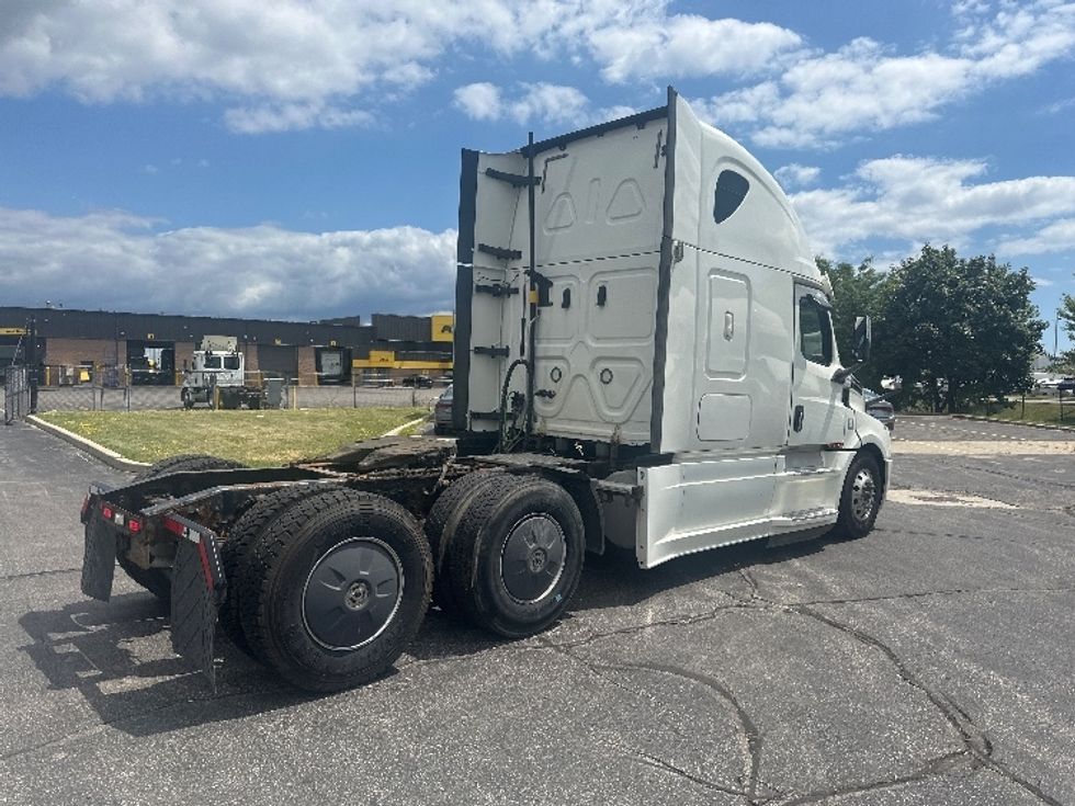 Sleeper Tractor-Heavy Duty Tractors-Freightliner-2020-T12664ST-Montreal-PQ-769,979\n\t\tkm-$ 79,500 - Image 7