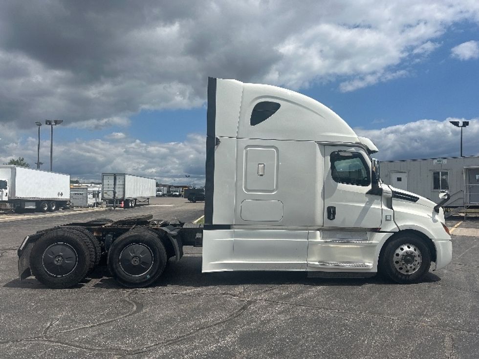Sleeper Tractor-Heavy Duty Tractors-Freightliner-2020-T12664ST-Montreal-PQ-769,979\n\t\tkm-$ 79,500 - Image 8