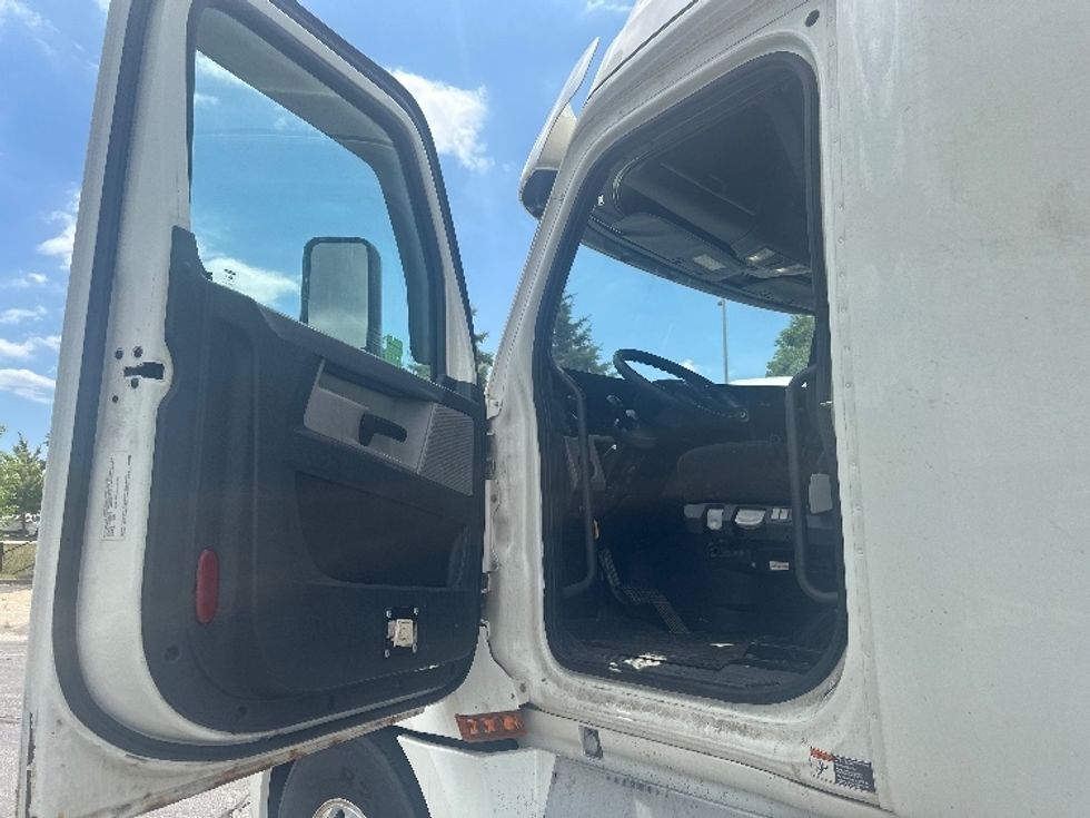 Sleeper Tractor-Heavy Duty Tractors-Freightliner-2020-T12664ST-Montreal-PQ-769,979\n\t\tkm-$ 79,500 - Image 9