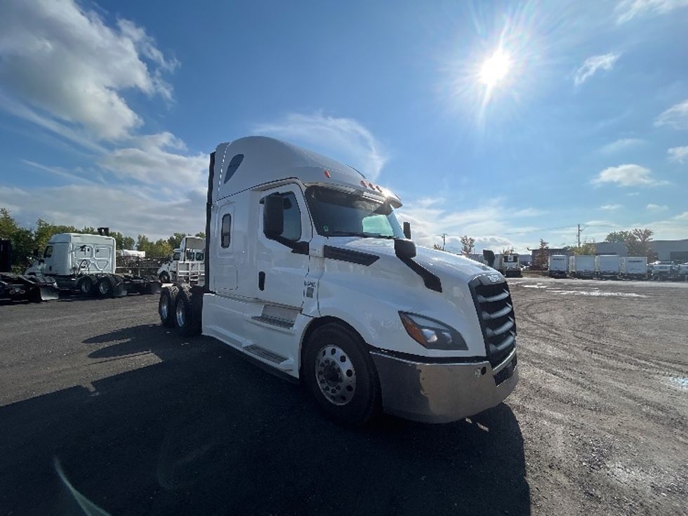 Sleeper Tractor-Heavy Duty Tractors-Freightliner-2020-T12664ST-Montreal-PQ-923,756\n\t\tkm-$ 74,750 - Image 1