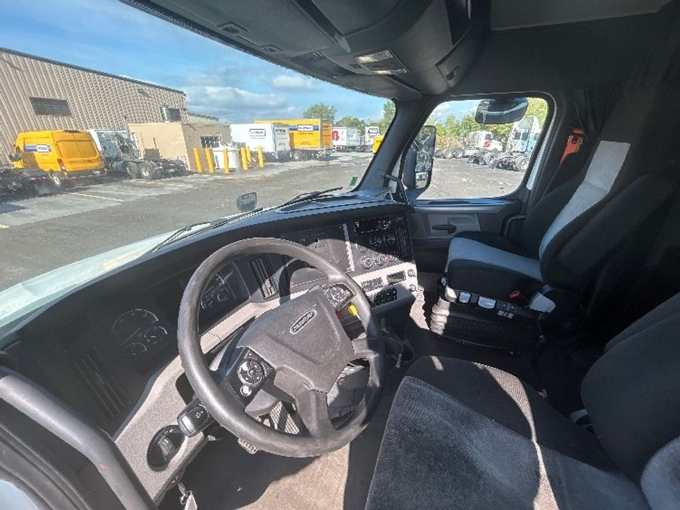 Sleeper Tractor-Heavy Duty Tractors-Freightliner-2020-T12664ST-Montreal-PQ-923,756\n\t\tkm-$ 74,750 - Image 10