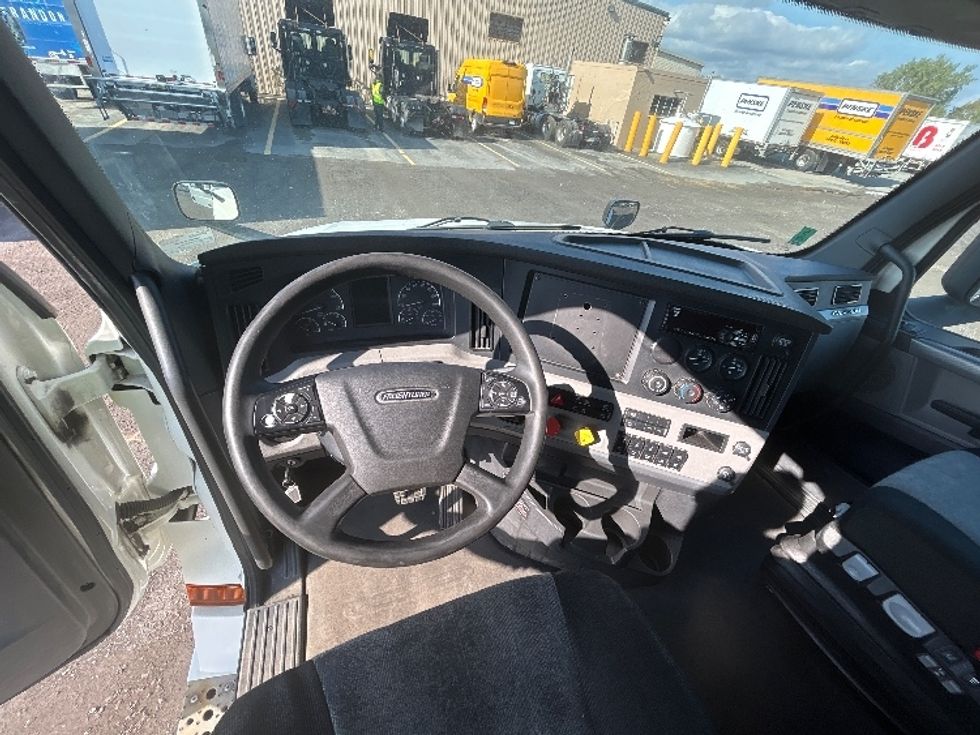 Sleeper Tractor-Heavy Duty Tractors-Freightliner-2020-T12664ST-Montreal-PQ-923,756\n\t\tkm-$ 74,750 - Image 11