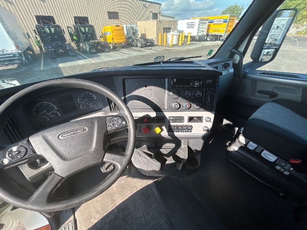 Sleeper Tractor-Heavy Duty Tractors-Freightliner-2020-T12664ST-Montreal-PQ-923,756\n\t\tkm-$ 74,750 - Image 12
